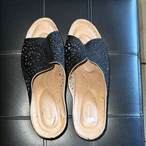 Andiamo Black and Tan Women's Sandals